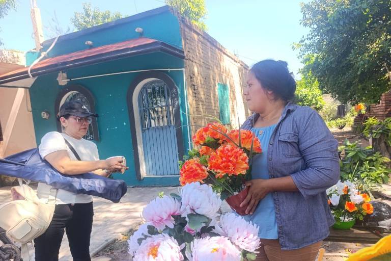 Floristas no tienen las ventas esperadas durante este Día de Muertos, en Escuinapa
