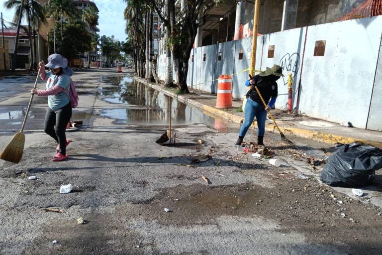 Recogen todo tipo de basura tras las lluvias del sábado y madrugada de domingo, en Mazatlán