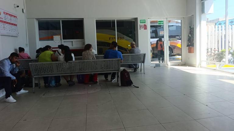 La línea de transporte Unidos de Sinaloa suspendió sus salidas hacia el norte y sur del país, dejando a pasajeros varados en la central de Escuinapa.