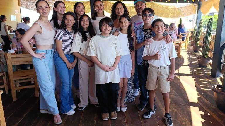 Grupo de familias y organizadores que participaron en el desayuno con causa a beneficio de la Escuela Municipal de Ballet del Centro Municipal de las Artes se toman la fotografía del recuerdo.