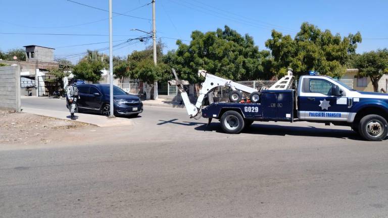 Elementos militares aseguraron una camioneta abandonada en la colonia El Ranchito fue puesta a disposición de las autoridades competentes como parte de las indagatorias.