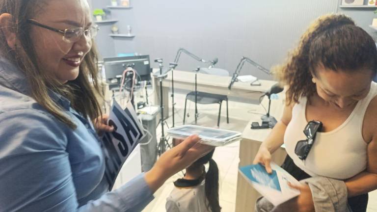 Chalecos y calcas imantadas fueron entregadas a periodistas de Escuinapa con el fin de que sean identificados.