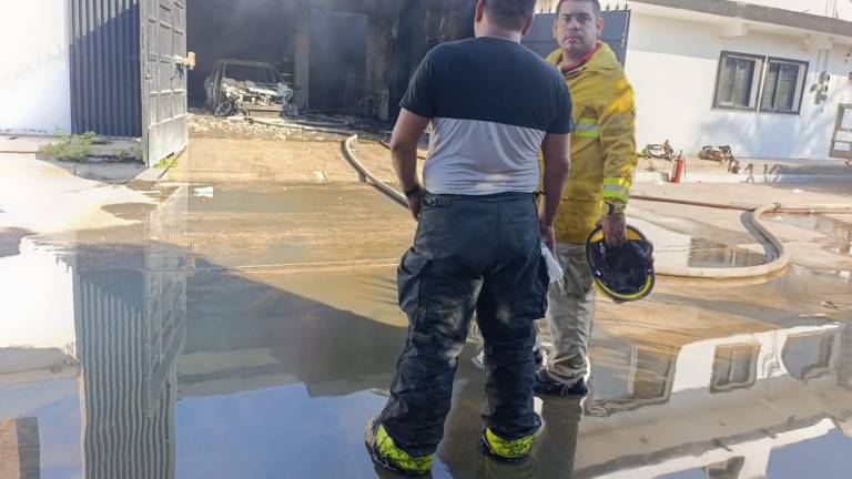 Elementos de Bomberos y de Protección Civil de Escuinapa atienden el incendio de una bodega de telas y persianas.