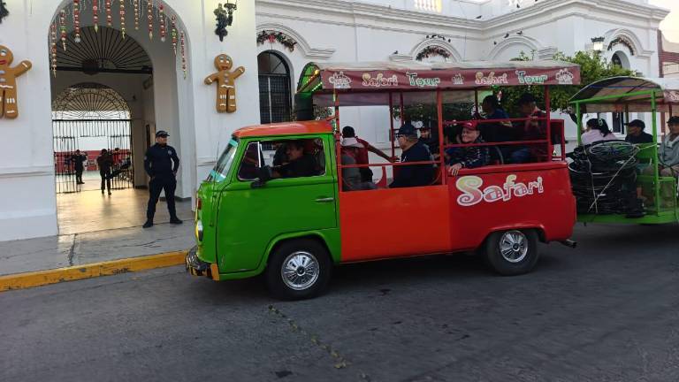 Integrantes del Asilo de Ancianos “San Francisco de Asís”, en Escuinapa, disfrutan de un paseo por Día de Reyes.