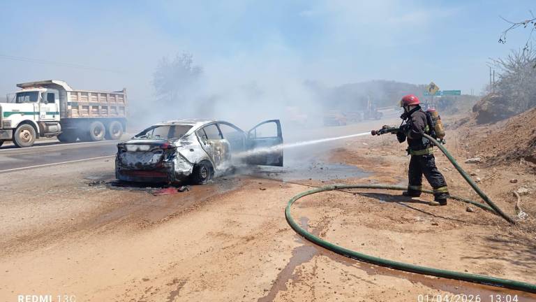 El vehículo quedó completamente calcinado tras incendiarse en la Libre Mazatlán-Culiacán.