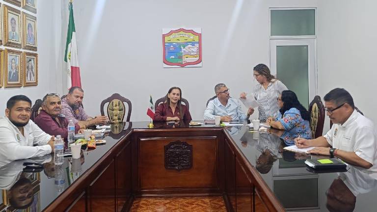 Reunión entre dirigentes sindicales y autoridades municipales de Escuinapa para la revisión del contrato colectivo.