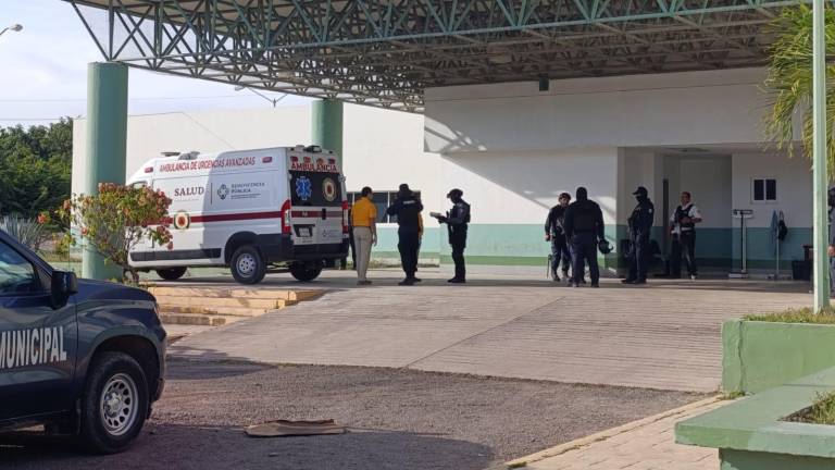 Personal de seguridad atiende situación de policías estatales heridos en Escuinapa.