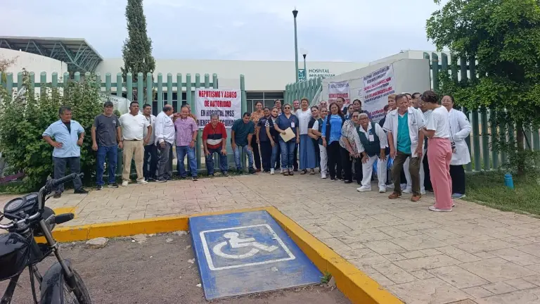 Trabajadores del IMSS Bienestar colocaron mantas.