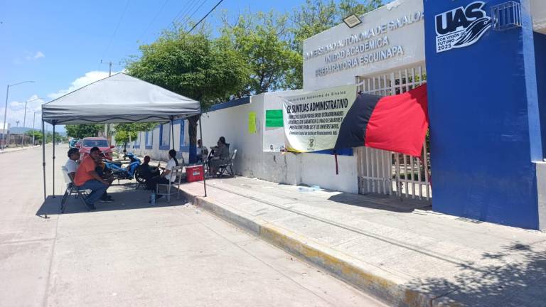 Son alrededor de 80 o 90 docentes y trabajadores están a las afueras de la preparatoria.