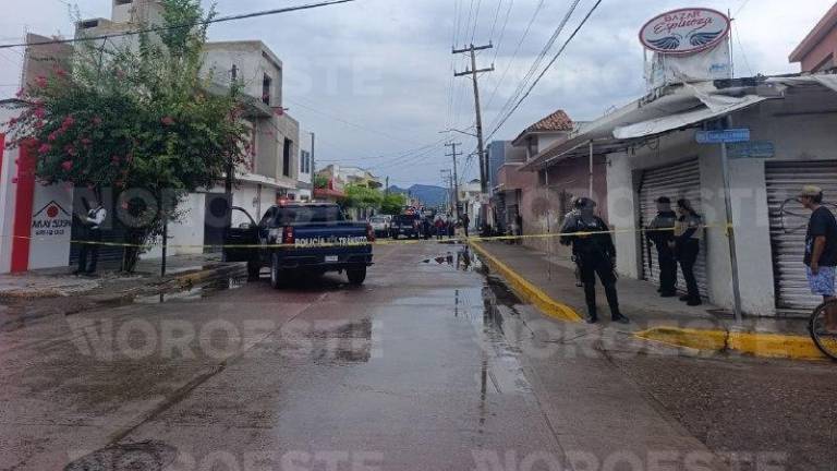 Policías municipales acordonaron la zona donde fue asesinada una mujer en el Centro.