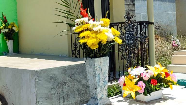Cientos de personas acuden al Panteón Municipal en Escuinapa para conmemorar el Día de las Madres.