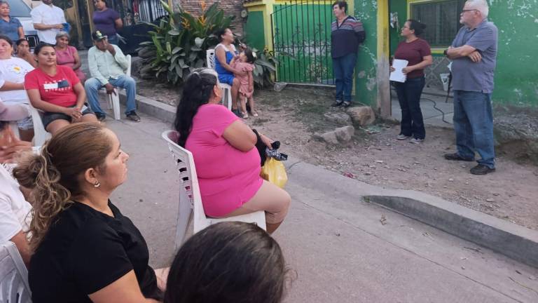 Vecinos de la colonia Pueblo Nuevo exponen al Alcalde de Escuinapa Víctor Manuel Díaz Simental la crisis de desapariciones y la falta de atención.