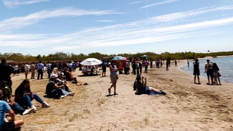 La gente se concentró en buen número en las playas para observar el eclipse.