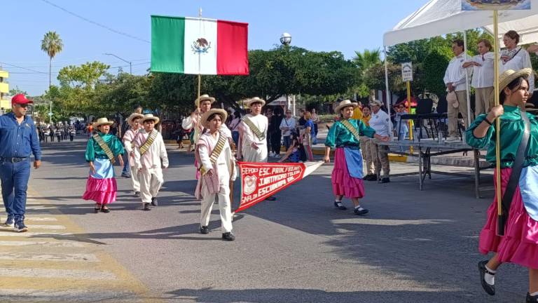 Los alumnos ondearon las banderas durante el desfile.