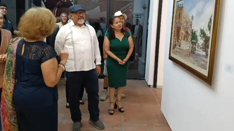 El público aprecia la muestra.