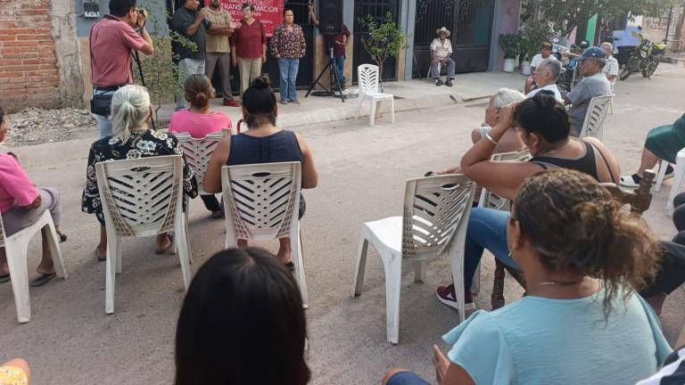 En la Colonia Benito Juárez de Escuinapa, vecinos piden al Gobierno Municipal que les pavimente una calle.