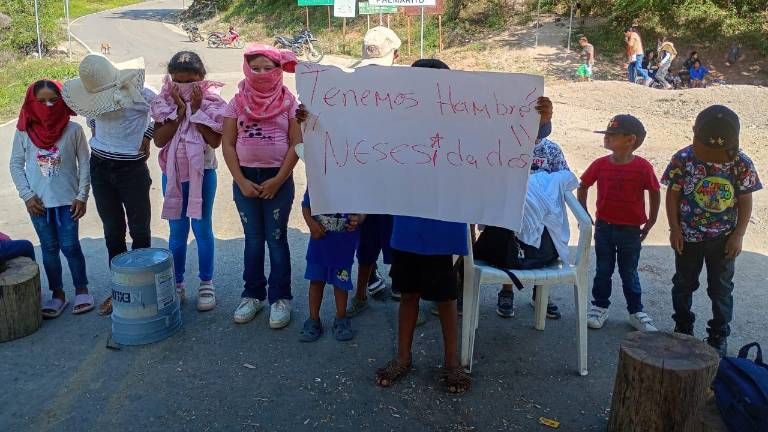 Los vecinos difundieron imágenes en la que se puede leer “tenemos hambre, necesidades” en demanda de ser atendidos por autoridades.
