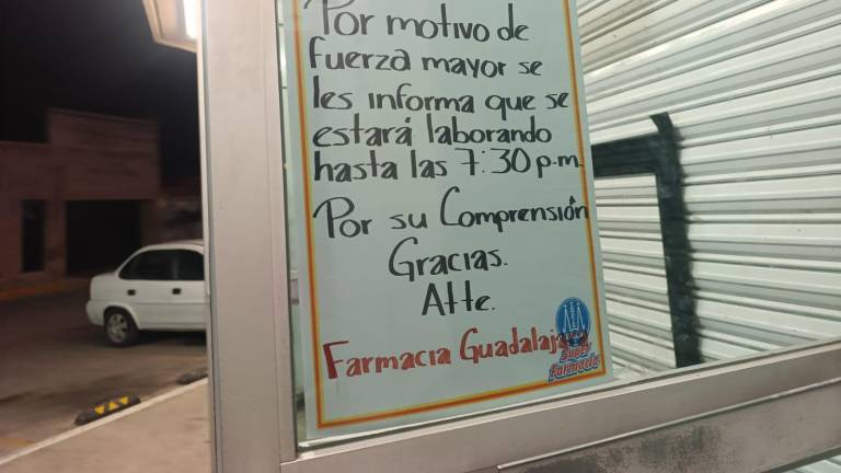 En algunos negocios se colocaron anuncios del cierre a las 20:00 horas e incluso antes.