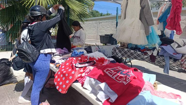 En el DIF Escuinapa instalan cada jueves el “Roperito solidario”, una iniciativa para acercar ropa a quien lo necesite.