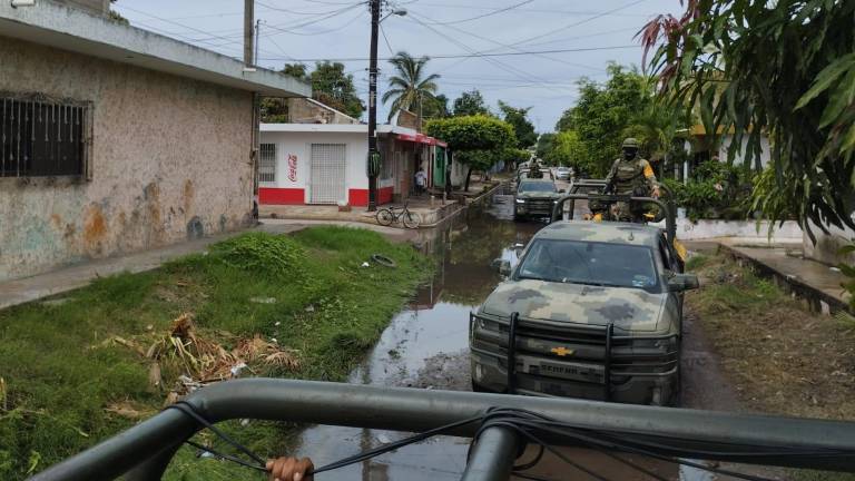 Personal militar aplica el Plan DN-III-E en Mazatlán en apoyo a la población, tras las lluvias de este domingo.