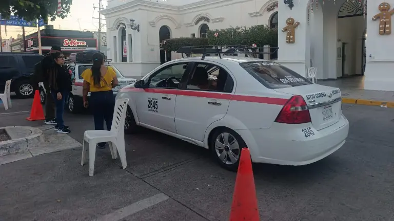 Taxistas en Escuinapa recortan horarios de servicio ante hechos de violencia.