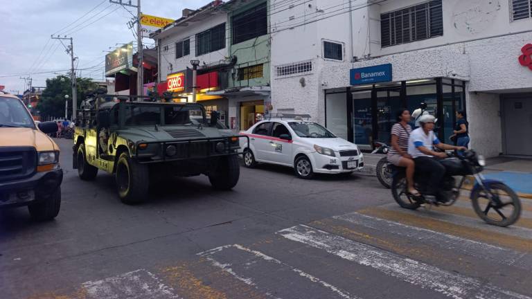 Mientras tanto, militares realizan recorridos por la ciudad.