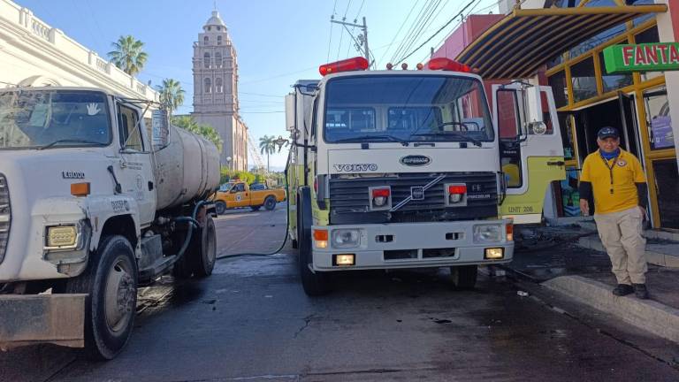 Una mueblería ubicada a un costado del Palacio Municipal de Escuinapa se incendió durante la madrugada.