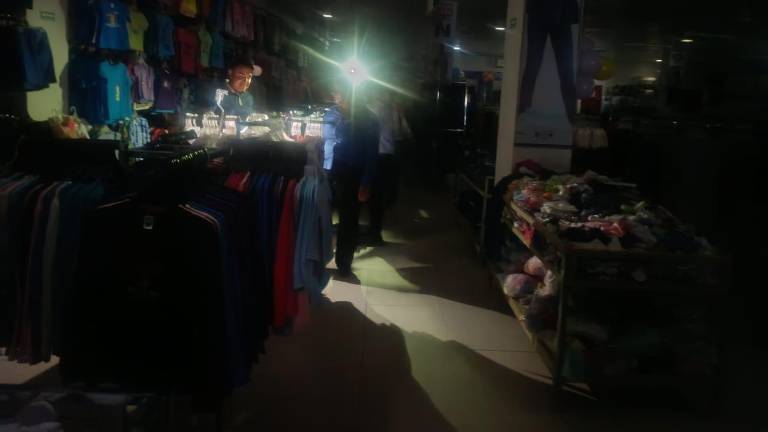 Comercios de Escuinapa operan con luz de celulares tras un apagón registrado este miércoles en el municipio.