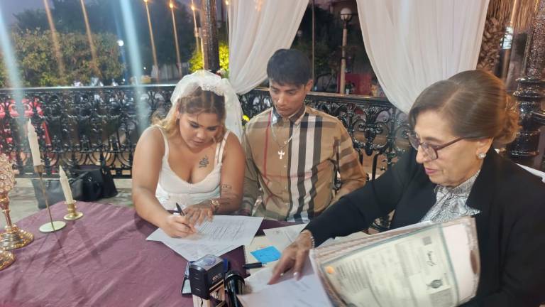 En la plazuela Ramón Corona de Escuinapa, 14 parejas contrajeron matrimonio civil como parte del programa Cásate conmigo.