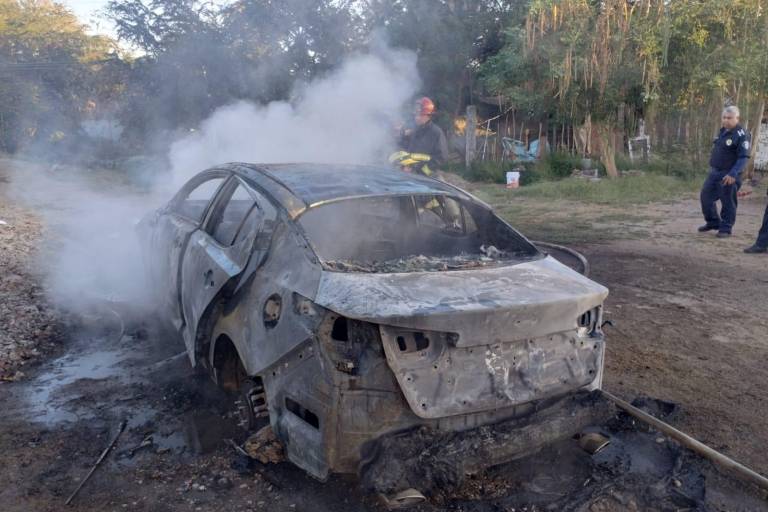 Se incendia por completo auto en la Díaz Ordaz, en Culiacán