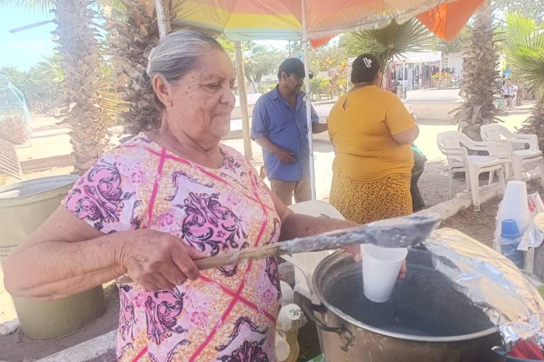 Yolanda ofrece ¡atole de papa!