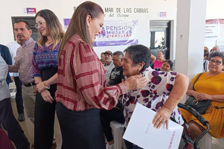Doña Victoria celebra que ya cuenta con la certeza legal de su hogar en Escuinapa