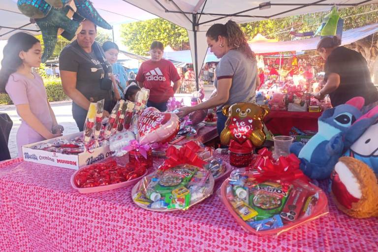Comerciantes de Escuinapa esperan repunte en ventas por San Valentín