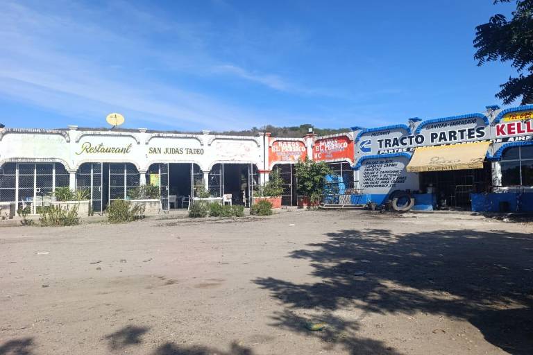 Los negocios del parador turístico lucen sin clientes.