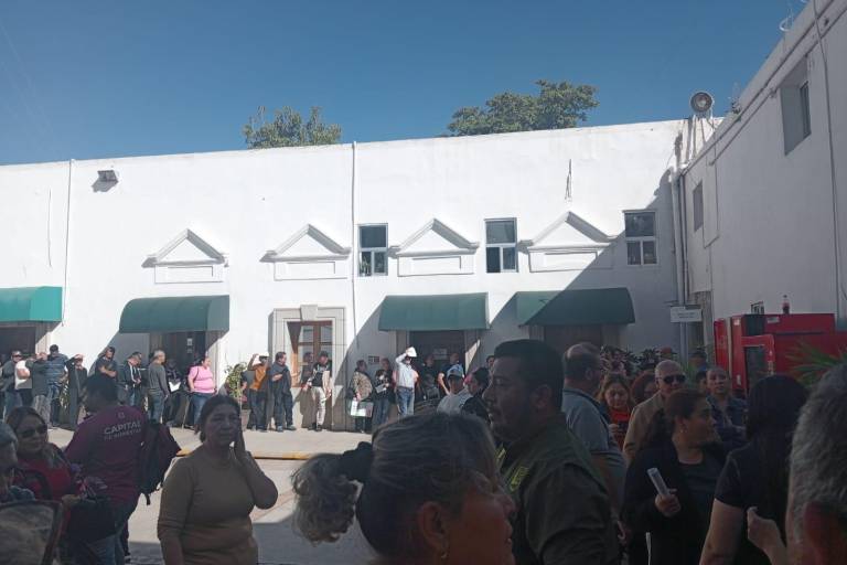 Realizan trabajadores del Ayuntamiento de Culiacán largas filas para solicitar préstamos