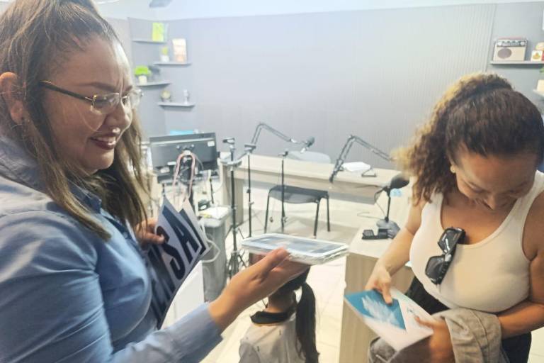 Entregan calcas y chalecos de identificación a periodistas de Escuinapa