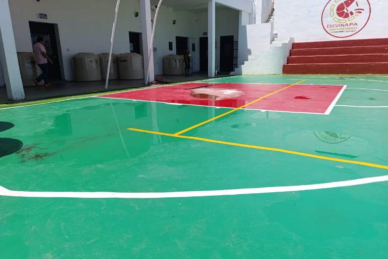 Cancha recién remodelada en el Palacio Municipal de Escuinapa sufre deterioro