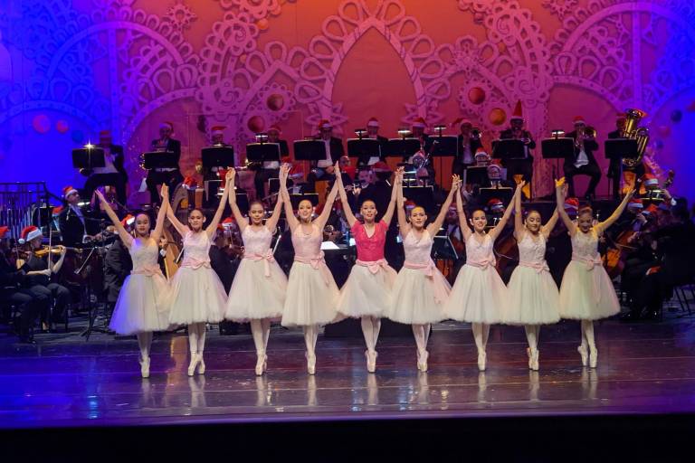 Viven culiacanenses la magia de la Navidad con música, canto y ballet