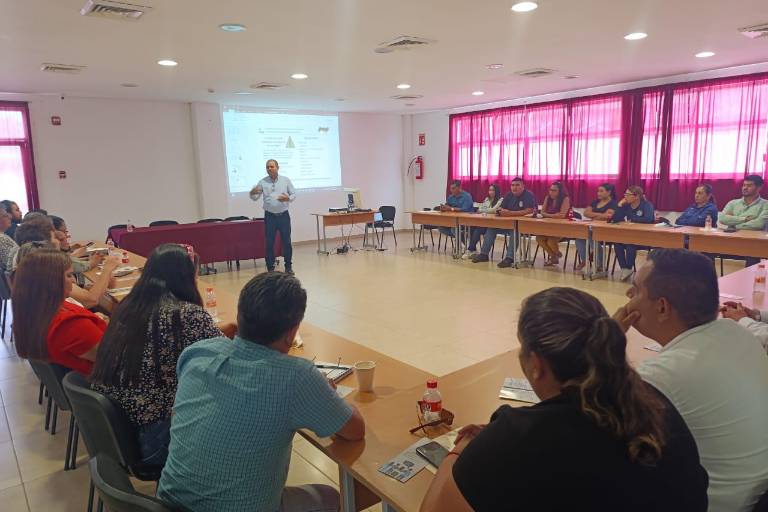 Capacitan sobre derechos humanos y libertad de prensa a funcionarios en Escuinapa