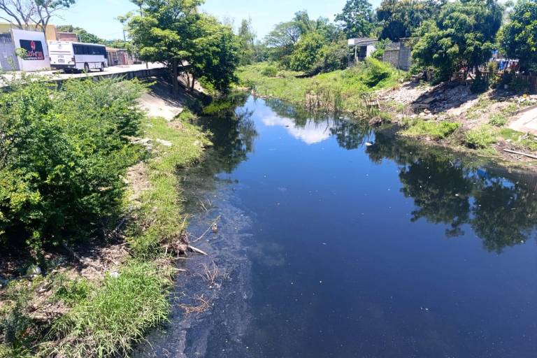 Alcantarilla arroja aguas residuales al arroyo Buñigas en Escuinapa