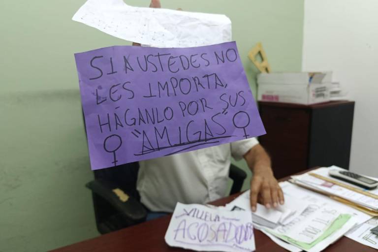 Acusan a director de Secundaria de mandar a estudiantes a quitar cartulinas con acusaciones de acoso contra profesor