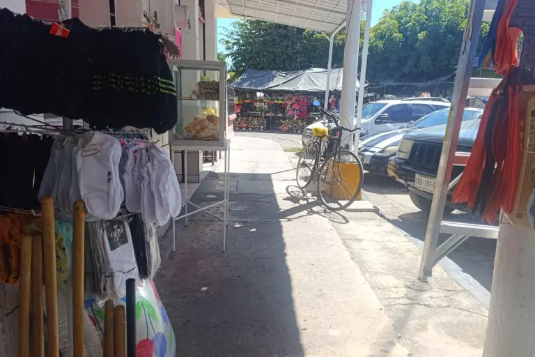 El Gobierno de Escuinapa limpia banquetas y calles para garantizar el paso de peatones.