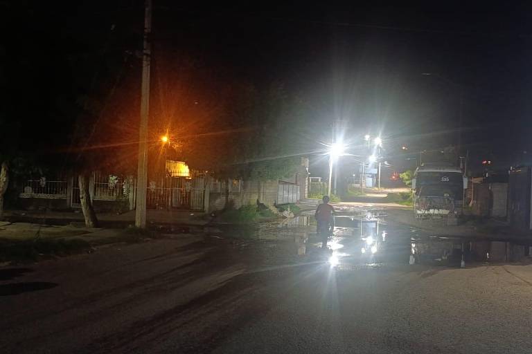 Denuncian vecinos en Escuinapa fugas de aguas negras y falta de alumbrado