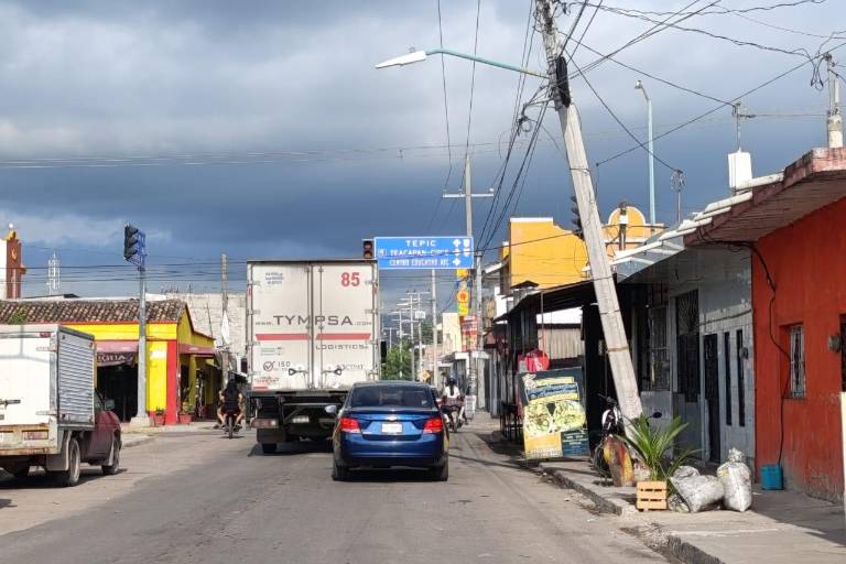 Denuncian riesgo de que poste con cables de alta tensión se desplome en Escuinapa