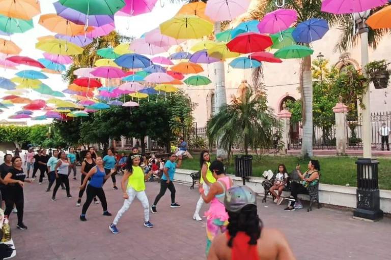 Responden escuinapenses a Zumba con Causa en apoyo a damnificados por Roslyn
