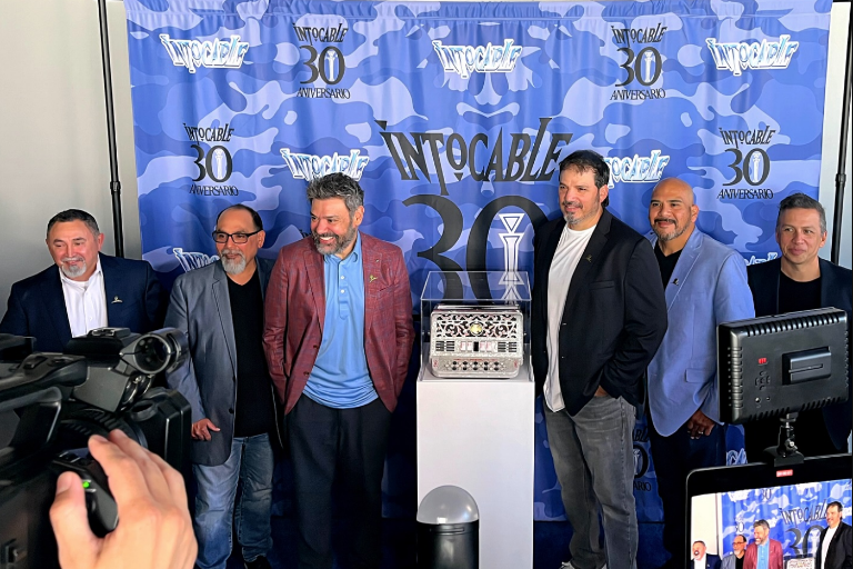 Dona Intocable un acordeón y chamarra al Museo del Grammy por sus 25 años