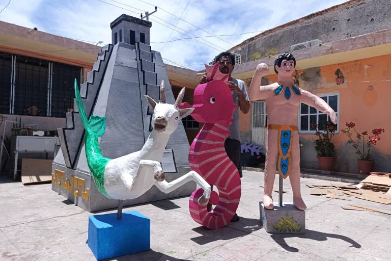 Juan Carlos conjuga en carros alegóricos su talento y la pasión por las fiestas de Las Cabras