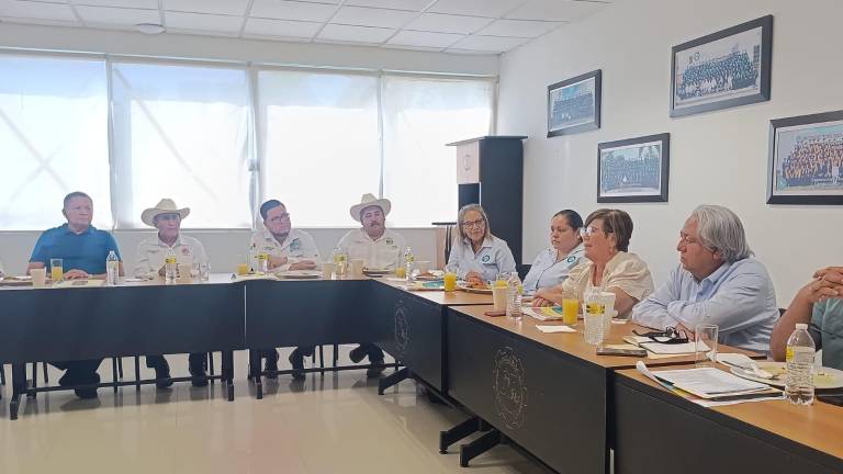 Autoridades de la UTEsc, productores y representantes del sector frutícola presentaron el IV Congreso Nacional del Mango en Escuinapa.