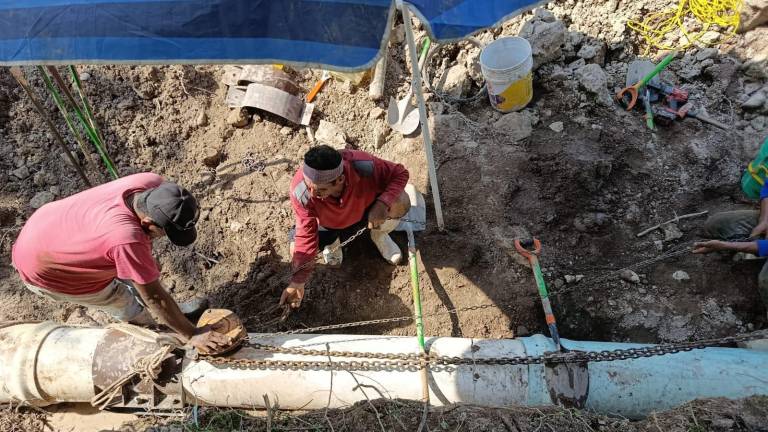 Personal de Jumapae repara la tubería del acueducto para restablecer el suministro de agua en Escuinapa.