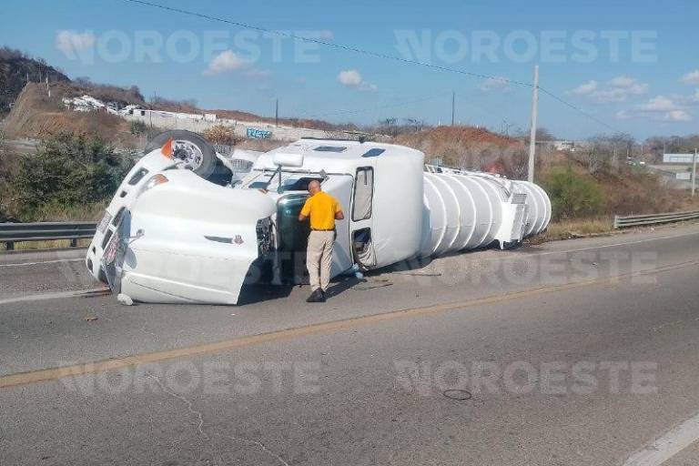 Autoridades resguardan la zona del accidente en el kilómetro 5 de la carretera libre hacia Mazatlán.